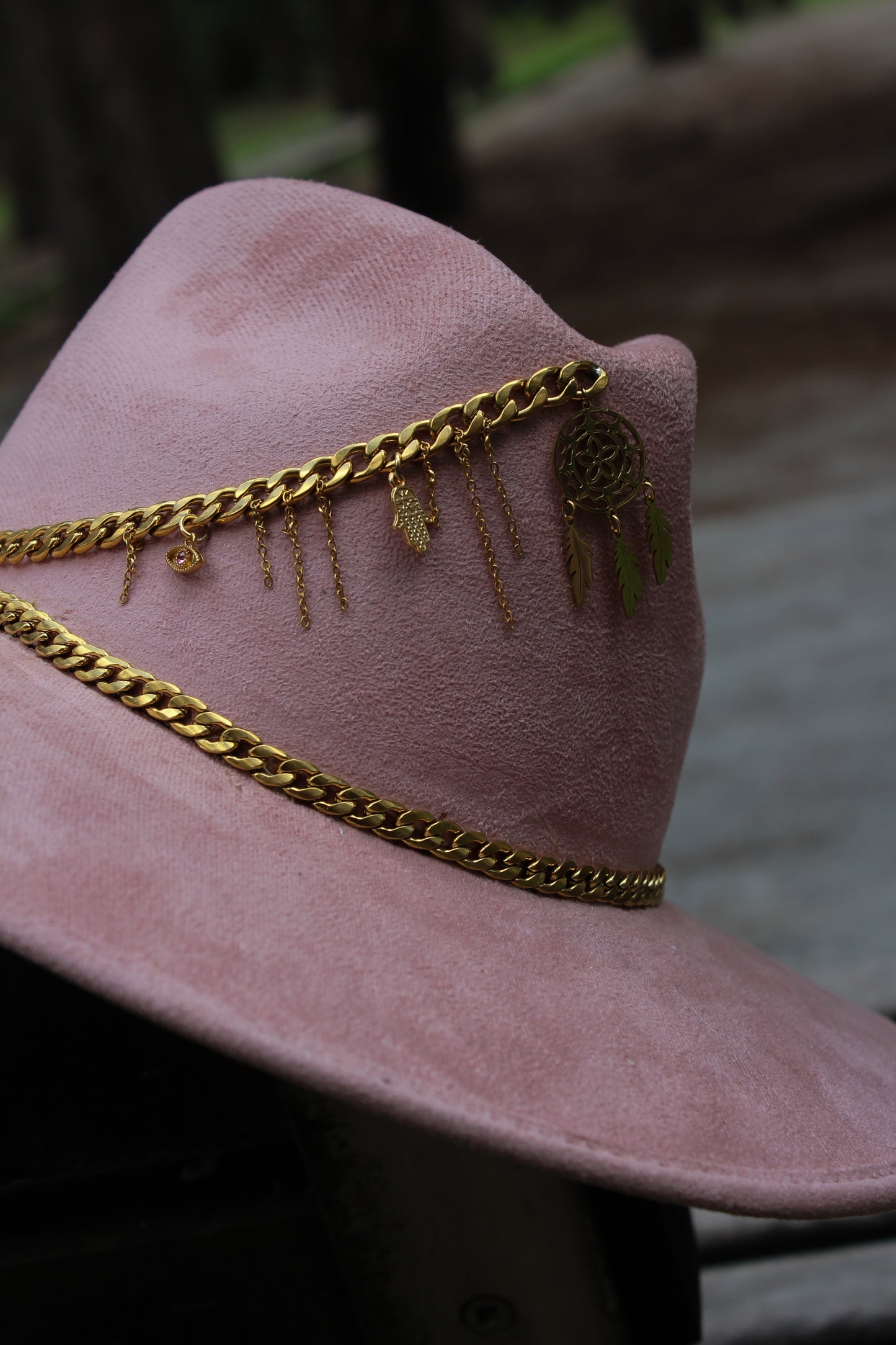 MARRUECOS- Sombrero con joyería atrapa sueños y mano hamsa indiana explorer gamuza