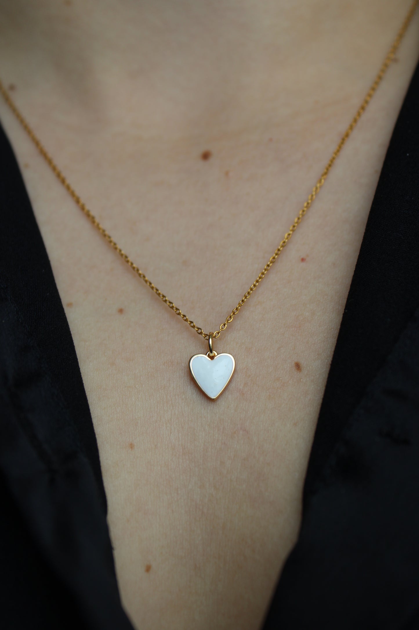 BIANCA - COLLAR CORAZON BLANCO CHAPA DE ORO