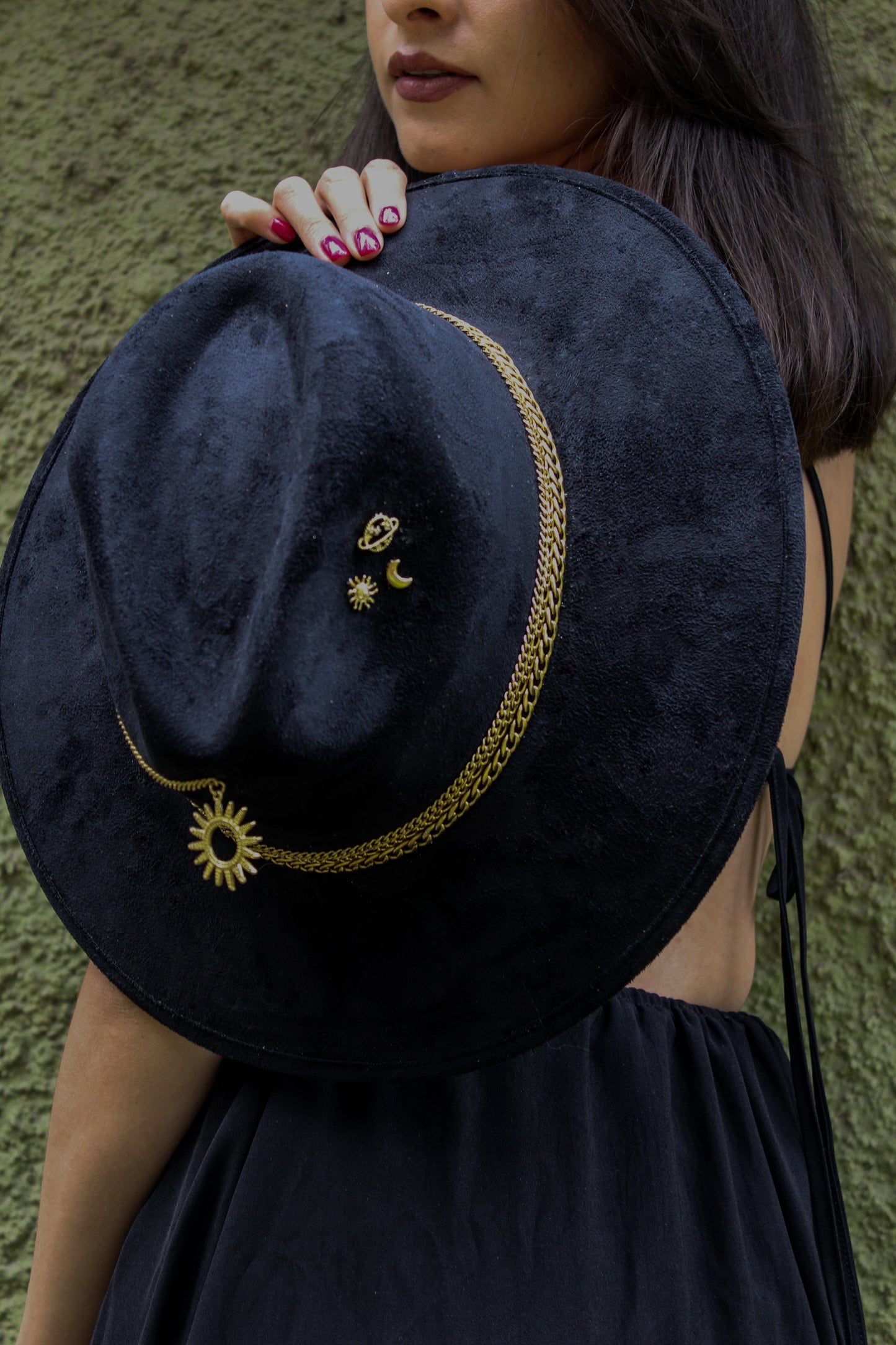 PUEBLA - Sombrero con joyería soles y cadenas indiana explorer gamuza