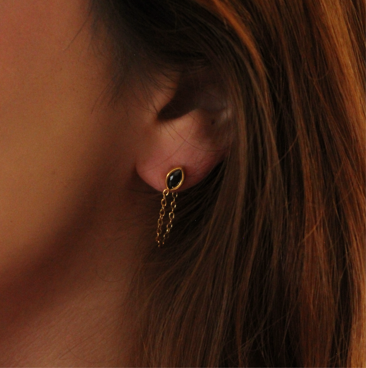 LIZBETH - ARETES CADENA Y ZIRCONIA NEGRA INOXIDABLE DORADO