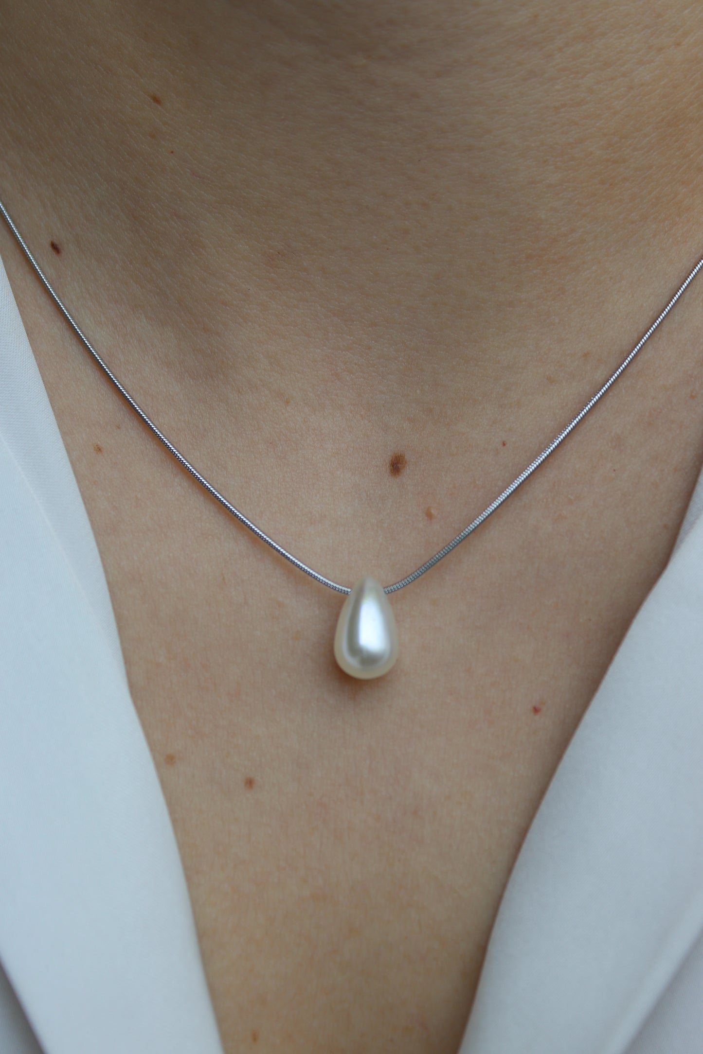 ANAHI - COLLAR CON PERLA DE GOTA PLATEADO ACERO INOXIDABLE