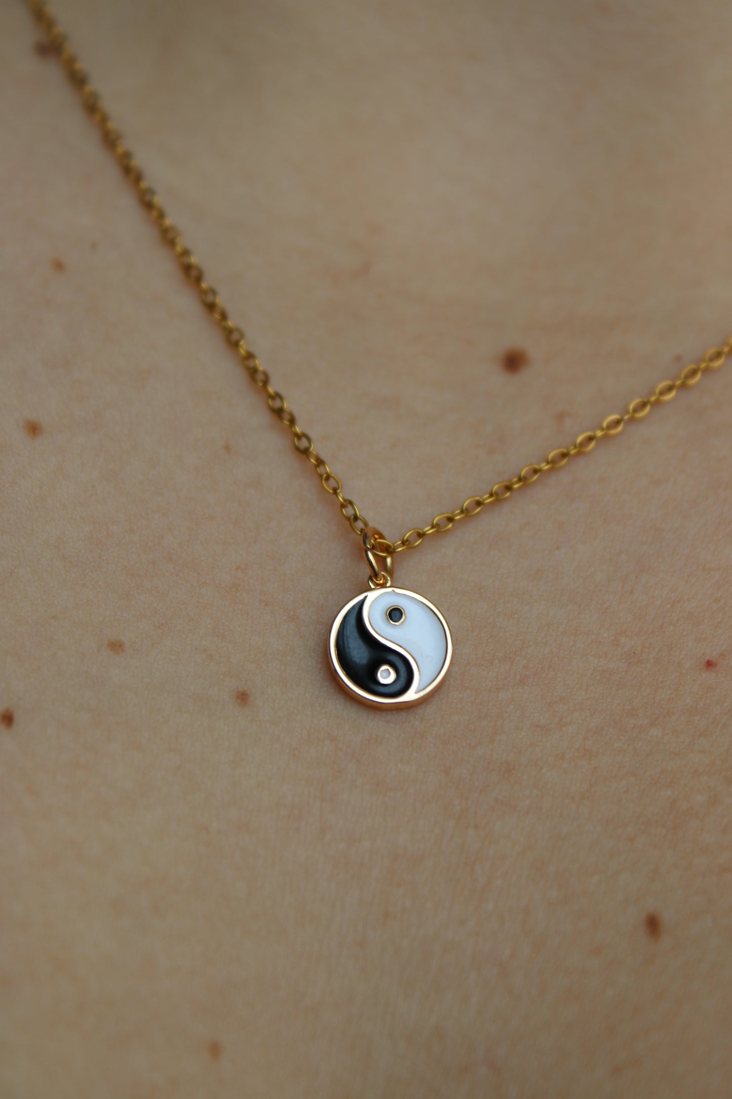 MIRSHA - Collar Yin y Yang Chapa de Oro