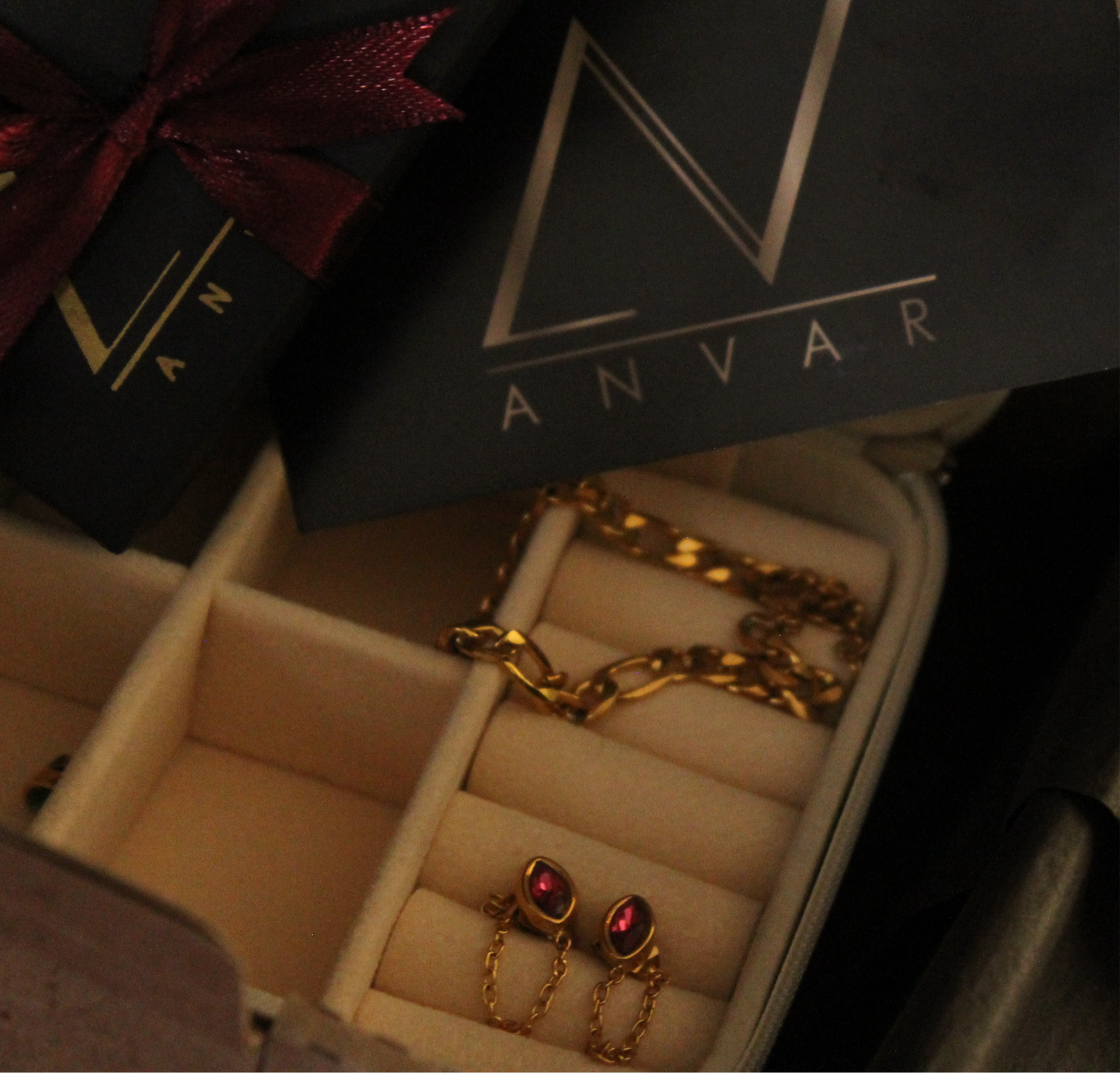 LIZBETH - ARETES CADENA Y ZIRCONIA ROSA INOXIDABLE DORADO