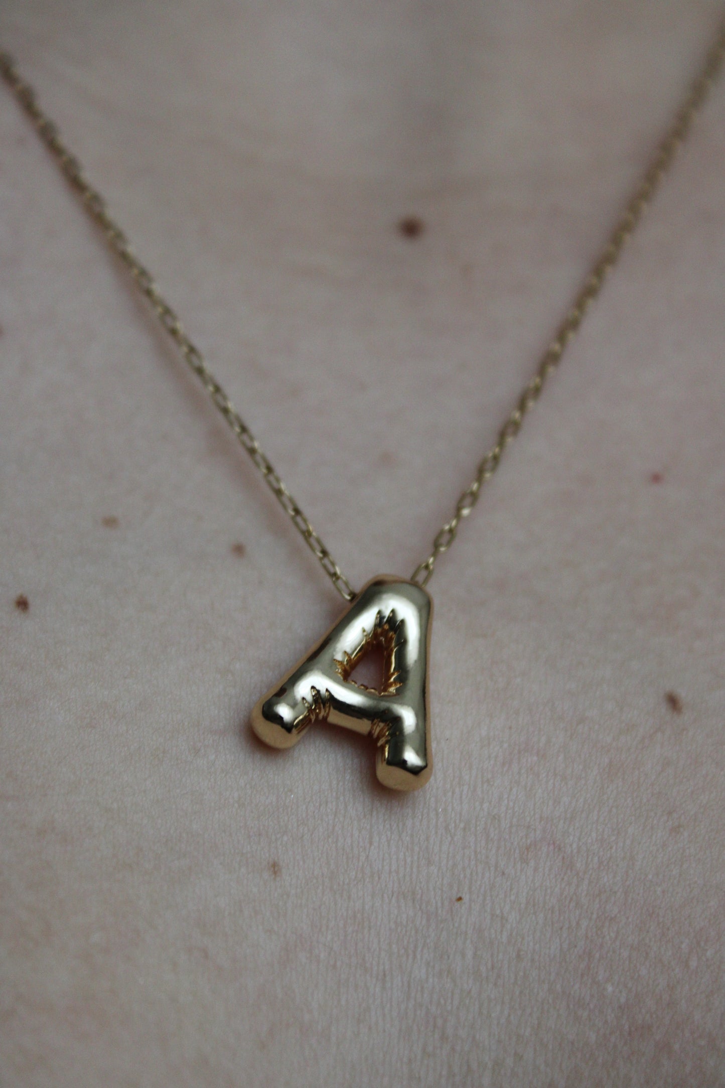 - Collar Letra Inicial Globo Chapa de Oro