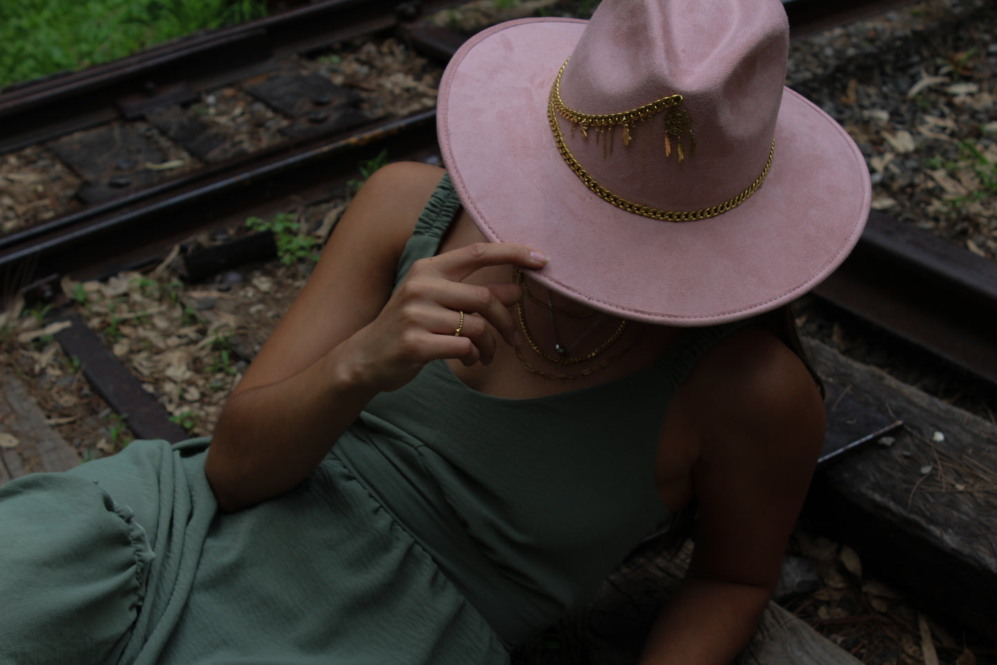 MARRUECOS- Sombrero con joyería atrapa sueños y mano hamsa indiana explorer gamuza