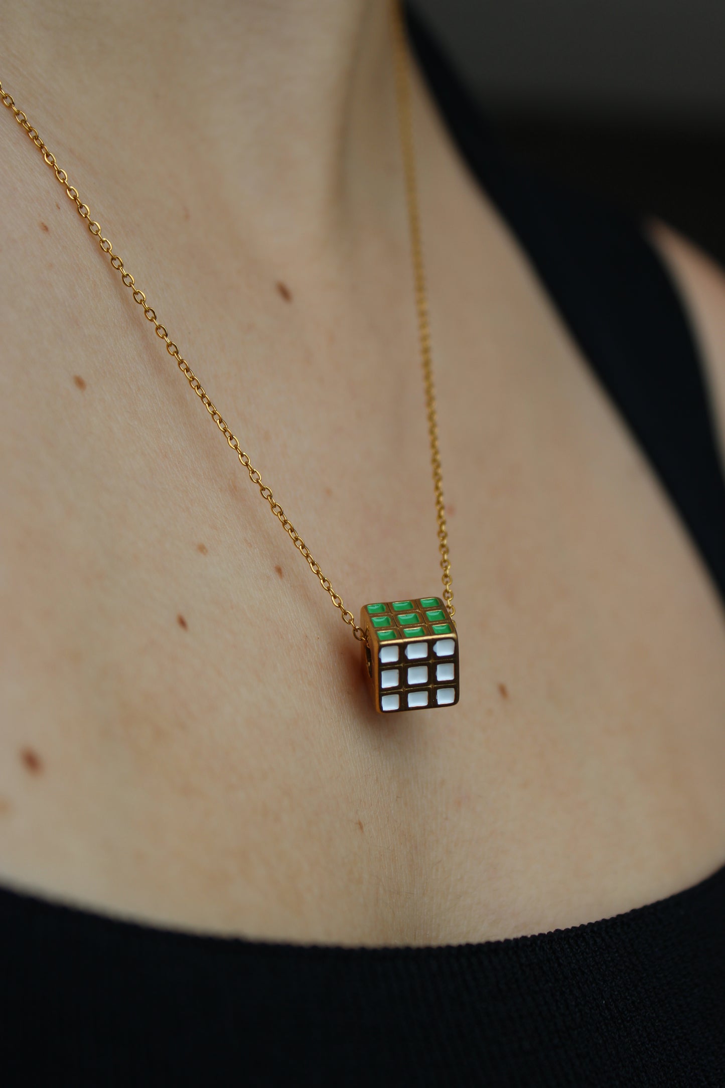 - COLLAR CUBO RUBIK CHAPA DE ORO