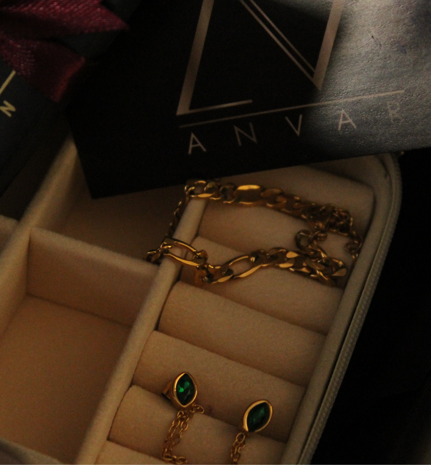 LIZBETH - ARETES CADENA Y ZIRCONIA VERDE INOXIDABLE DORADO