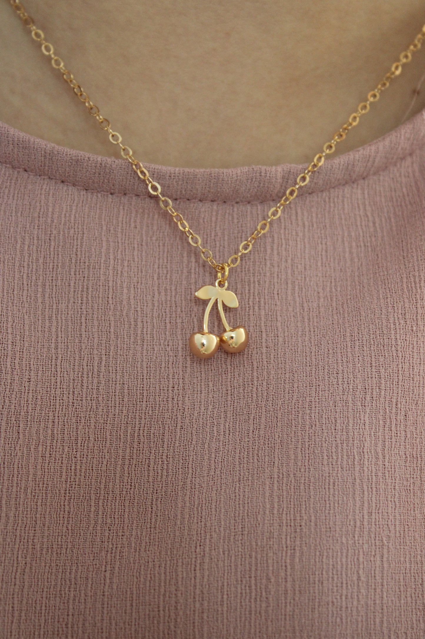 SHERRYL- COLLAR CEREZA CHAPA DE ORO