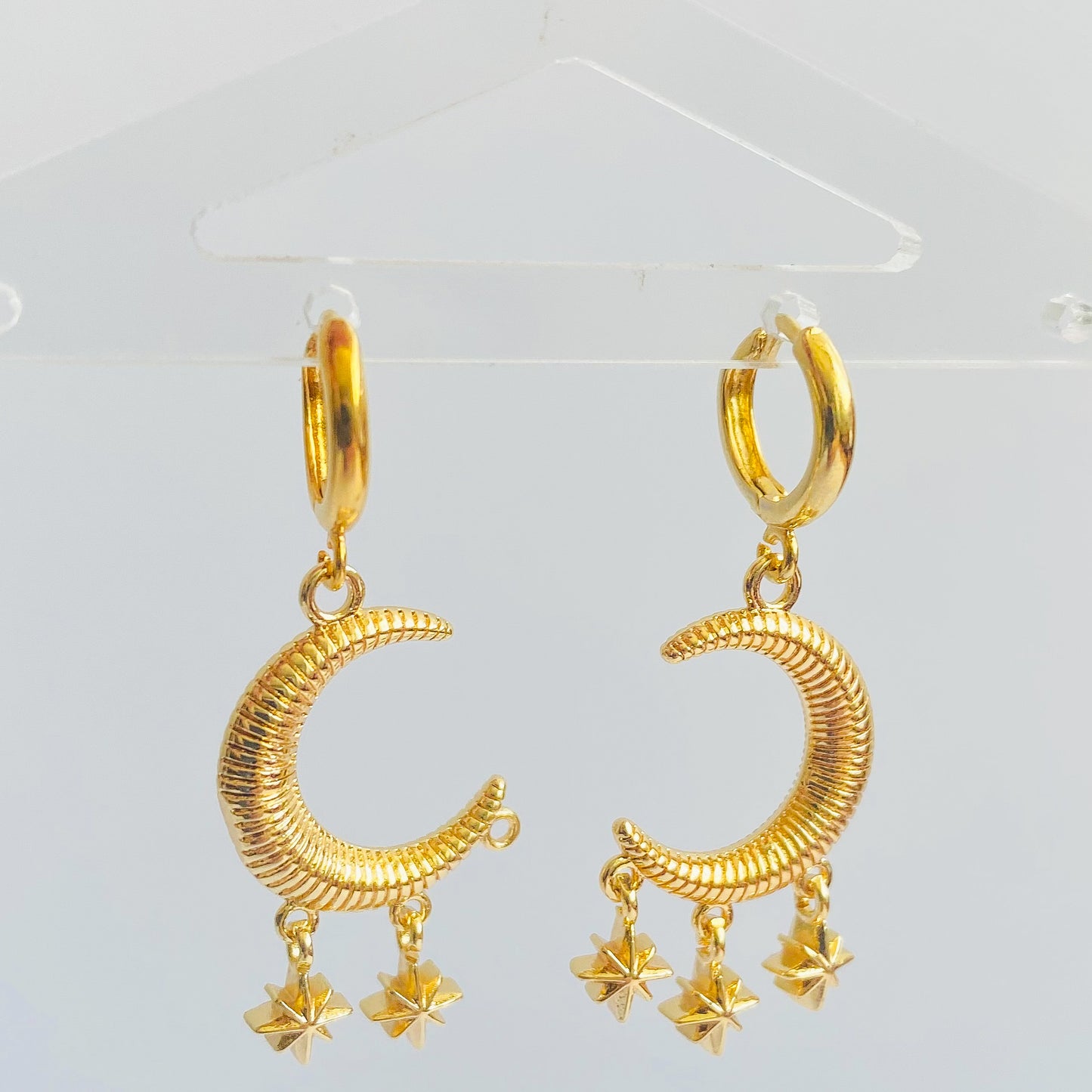 SHAMARIA - ARETES LUNA Y ESTRELLAS CHAPA DE ORO