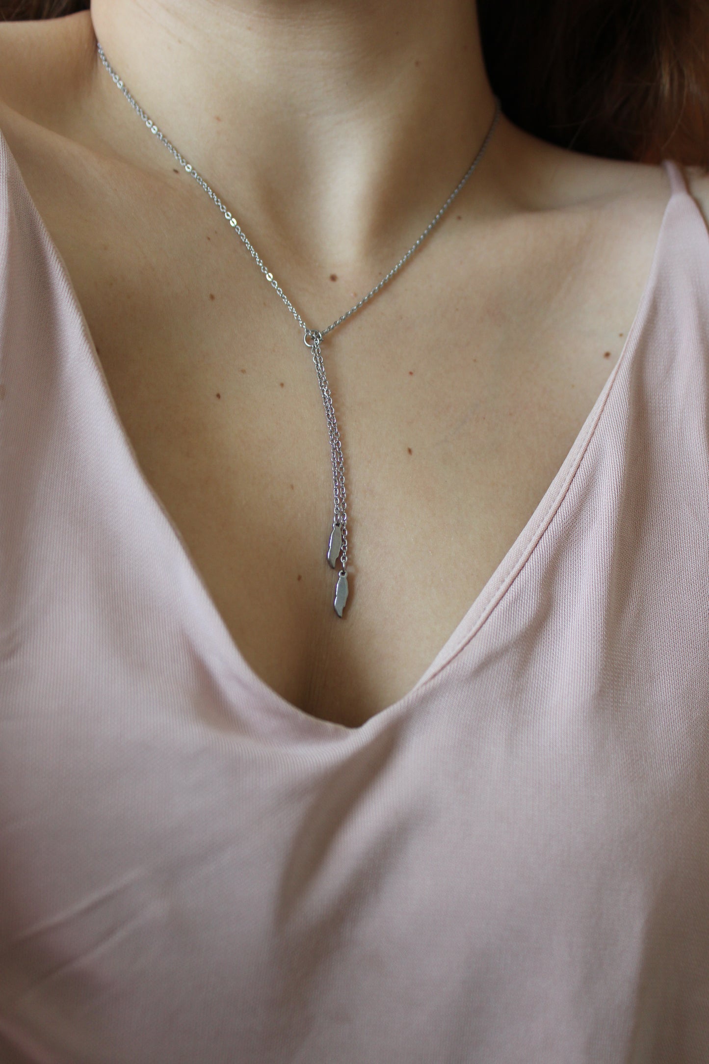 ANELLY - Collar Corbatin Plumas Acero Inoxidable