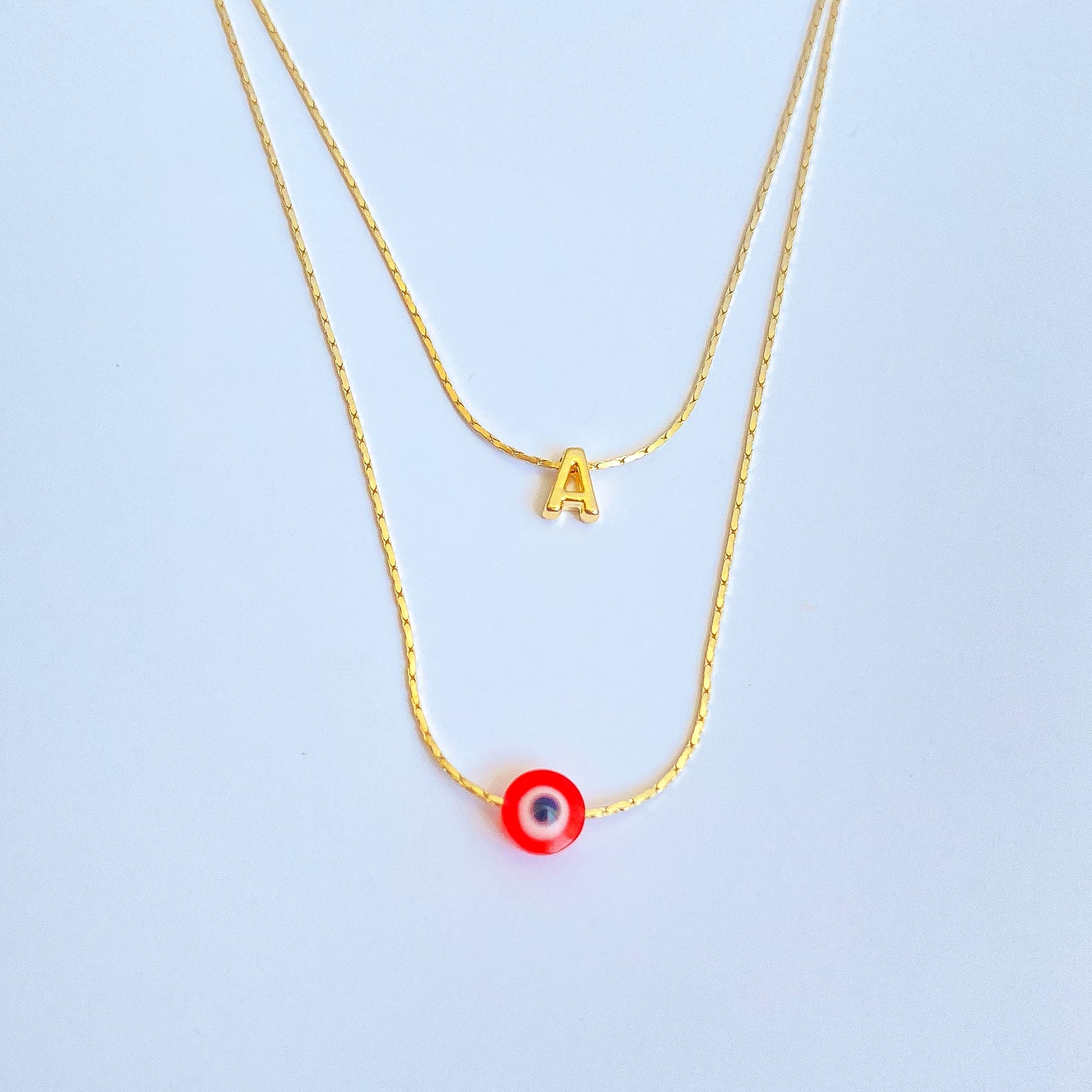 MAYCE - COLLAR INICIAL Y OJO ROJO CHAPA DE ORO