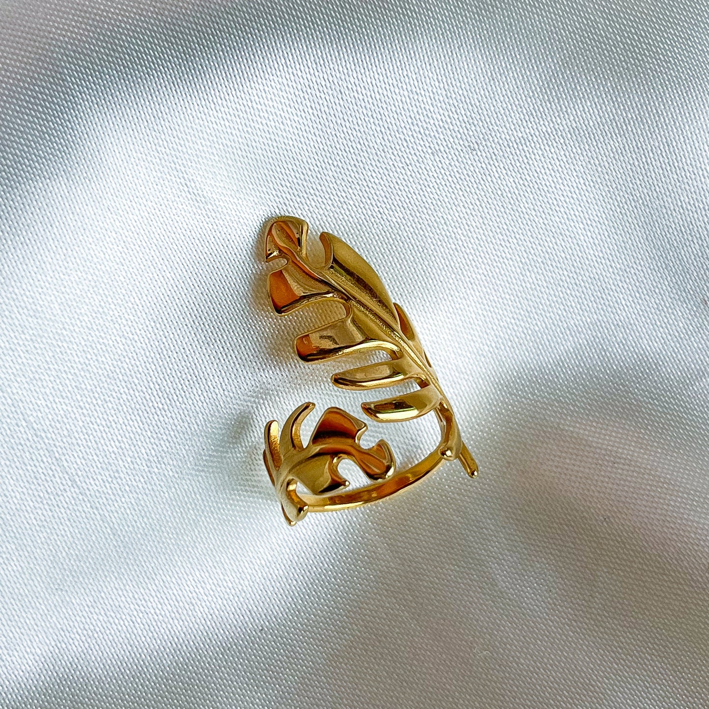CECILIA - ANILLO AJUSTABLE ABIERTO HOJAS DORADO ACERO INOXIDABLE