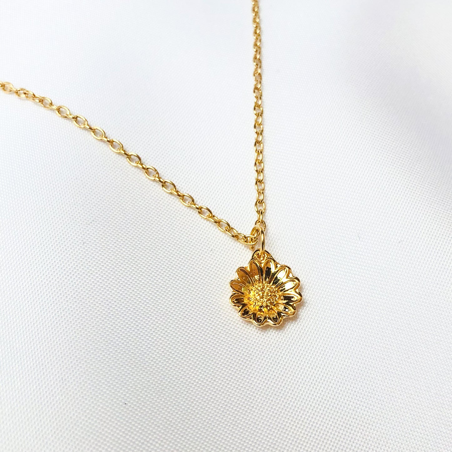 AIDA - COLLAR GIRASOL FLOR CHICO CHAPA DE ORO