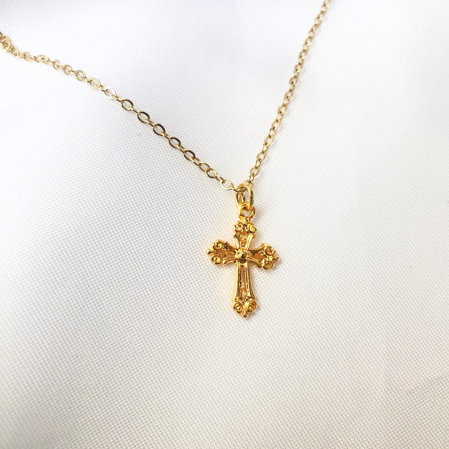 KASANDRA - Collar Cruz Mediana Chapa de Oro 18k