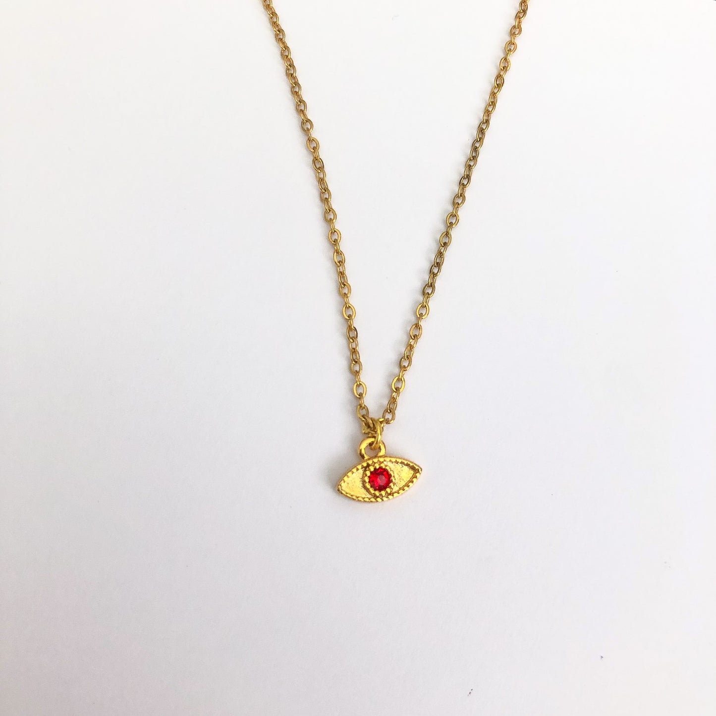 RUBY - Collar Ojo Rojo Chico Chapa de Oro