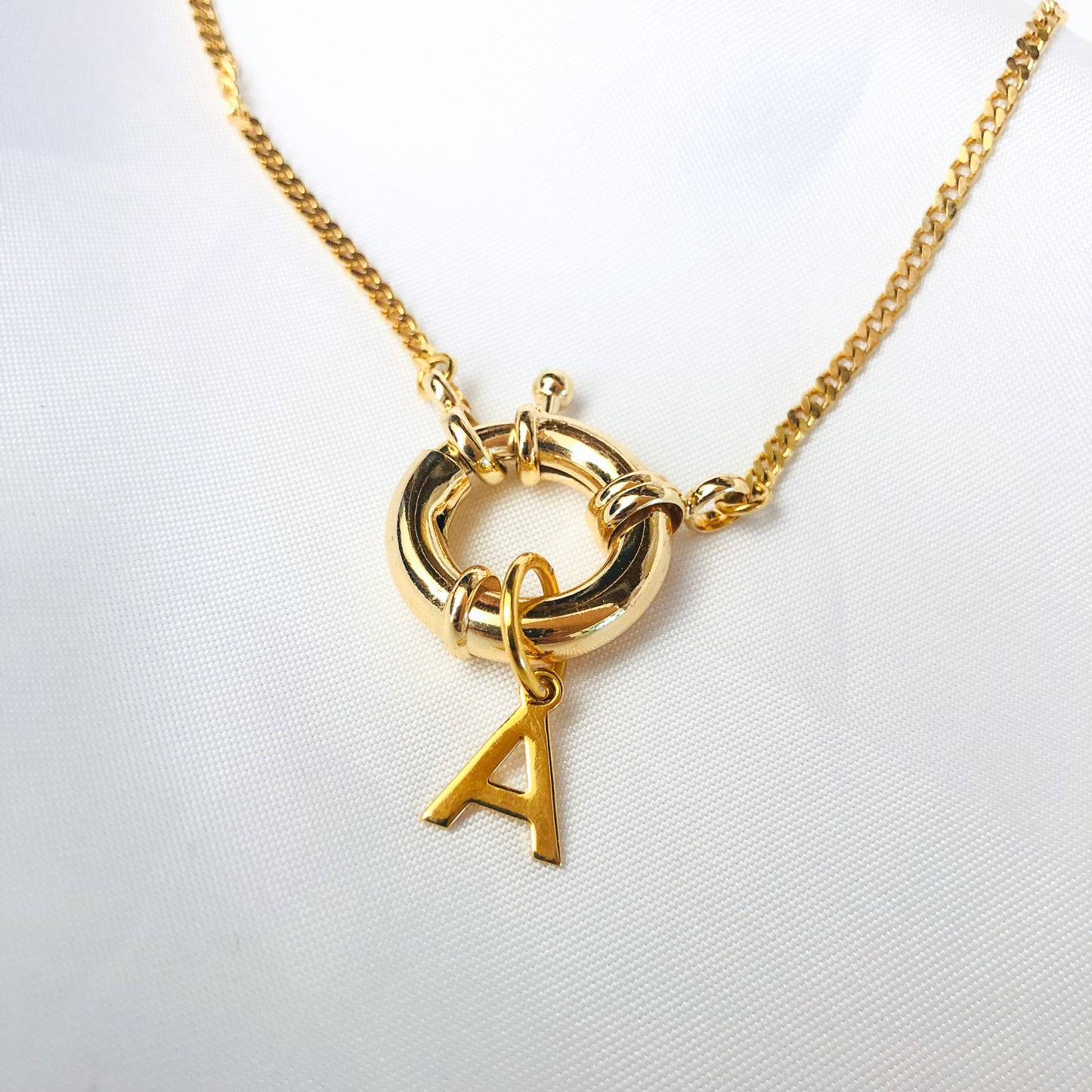 ALEJANDRA - Collar Broche Con Inicial Chapa de Oro