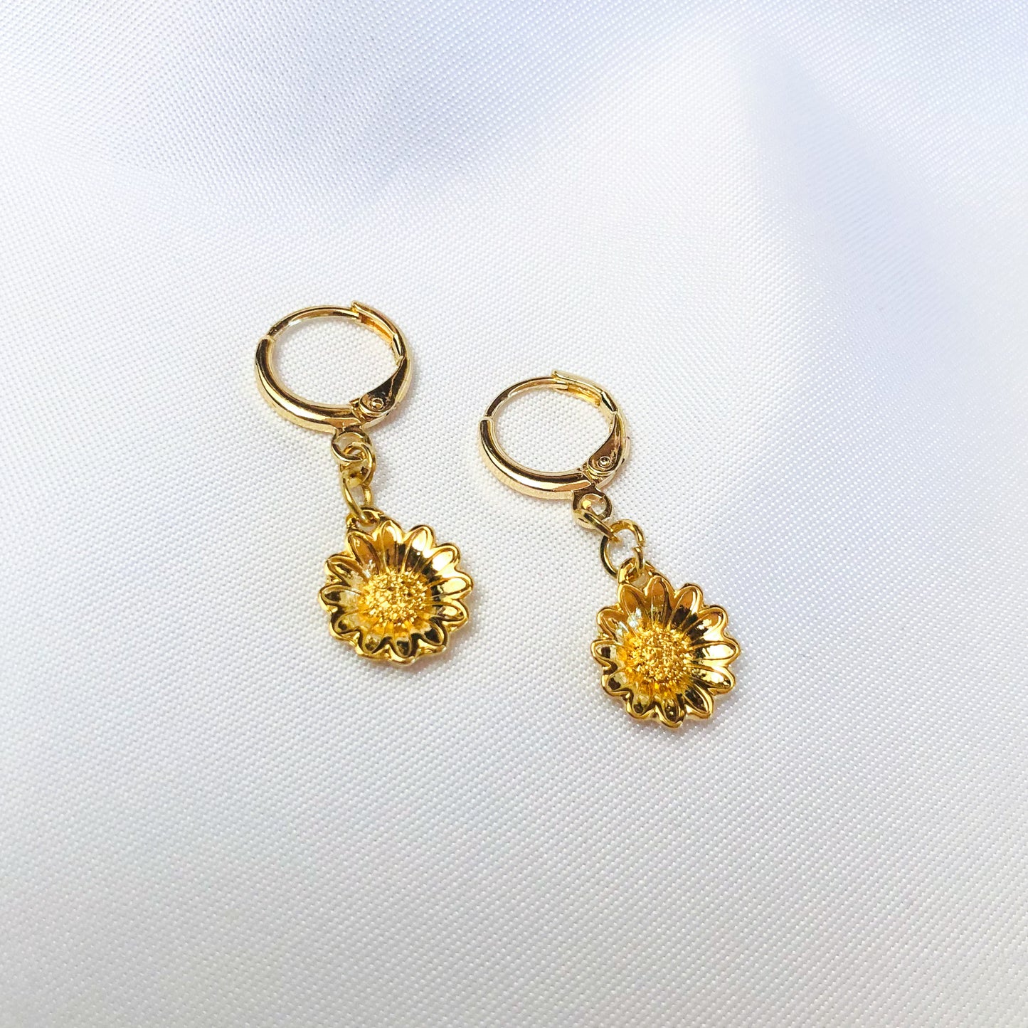 AIDA ARETES FLOR GIRASOL CHAPA DE ORO