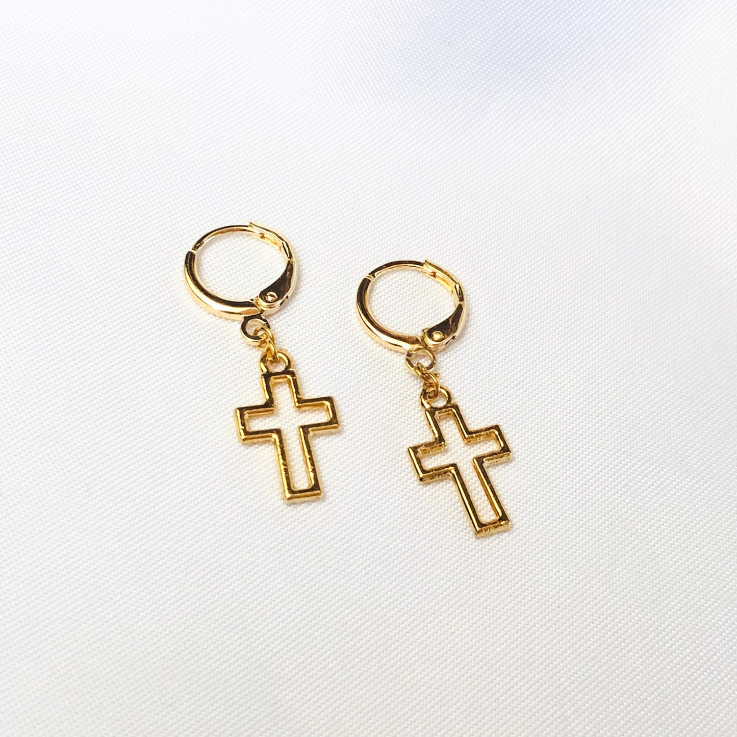 REGINA - Aretes Contorno Cruz Chapa de Oro