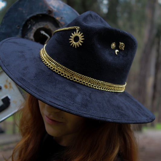 PUEBLA - Sombrero con joyería soles y cadenas indiana explorer gamuza