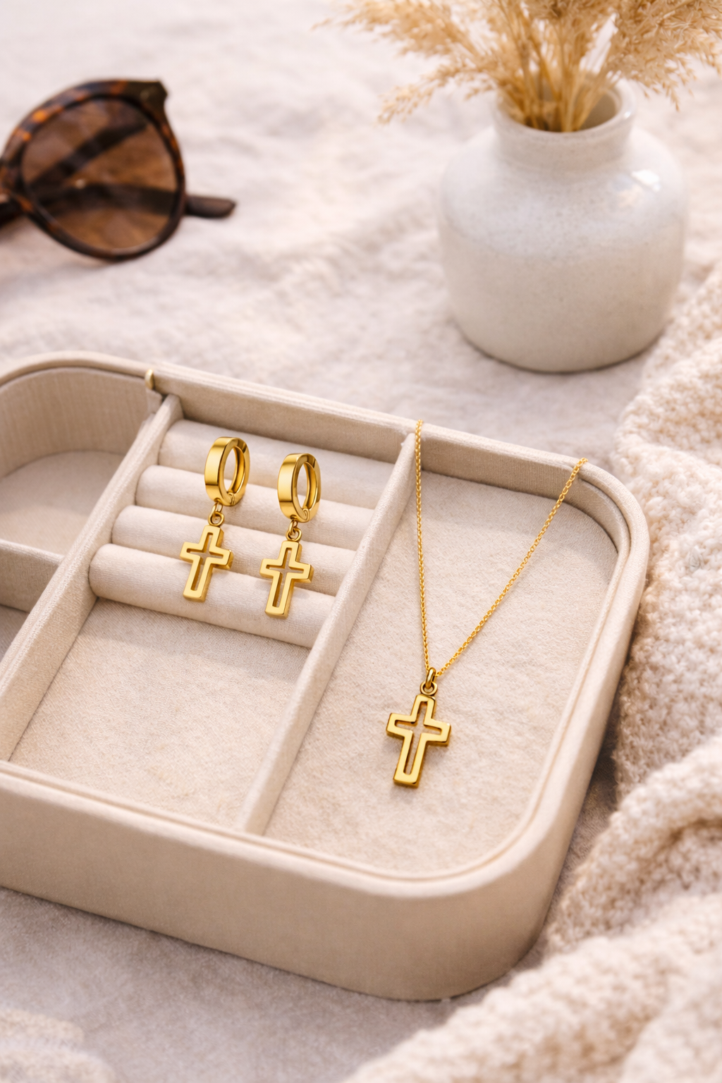 REGINA - SET ARETES Y COLLAR CONTORNO CRUZ CHAPA DE ORO