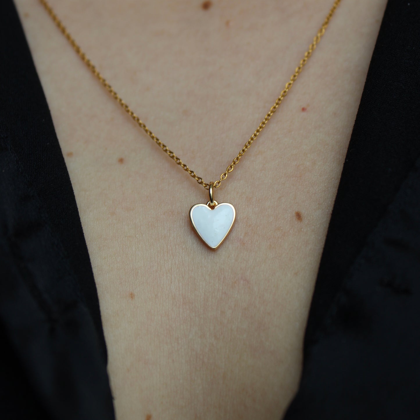 BIANCA - COLLAR CORAZON BLANCO CHAPA DE ORO