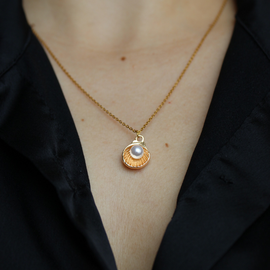 SOPHIE - Collar Concha y Perla Chapa de Oro