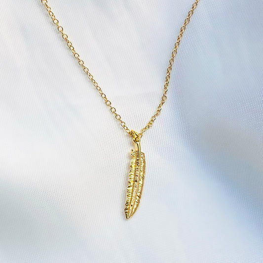 ARALI - COLLAR PLUMA CHAPA DE ORO
