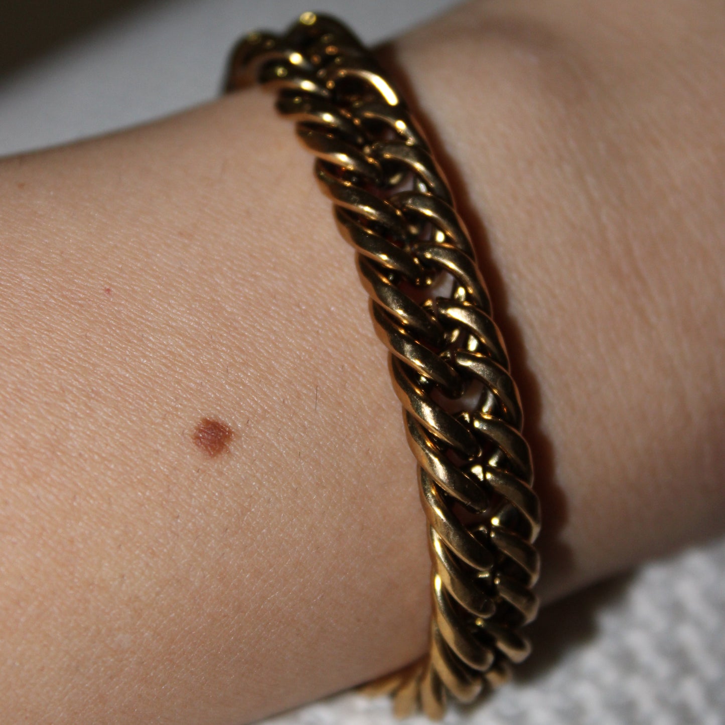 SIERRA -  PULSERA GRUESA BARBADA DORADO ACERO INOXIDABLE