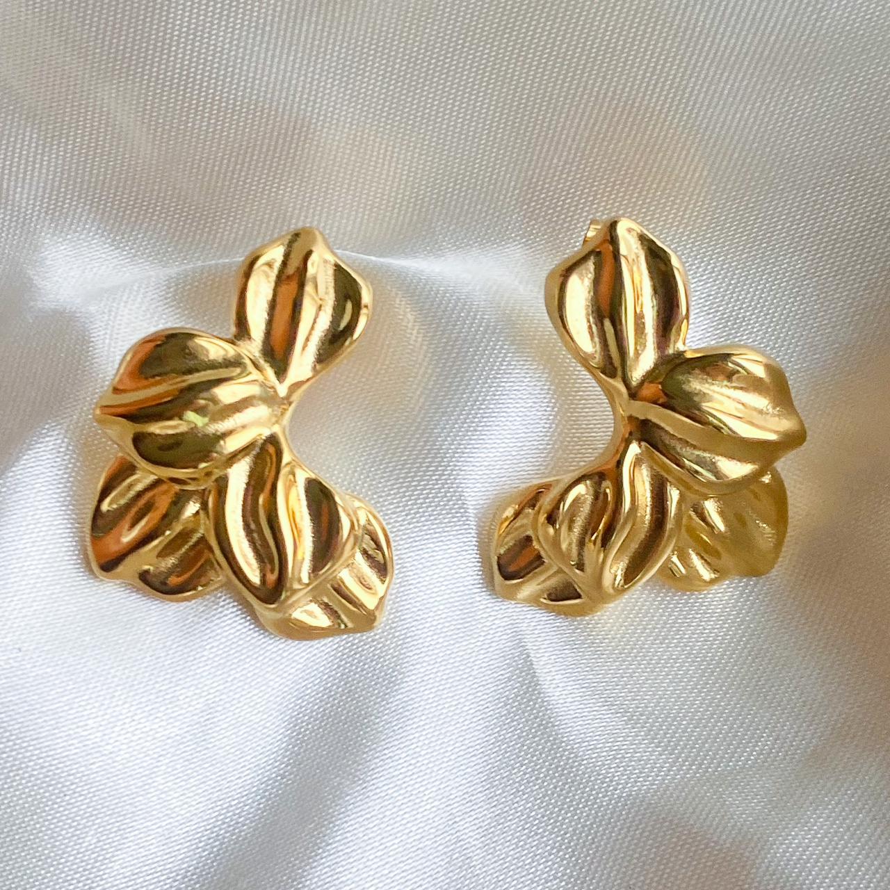 ANNISA - ARETES RACIMO 29 X 36 MM ACERO DORADO