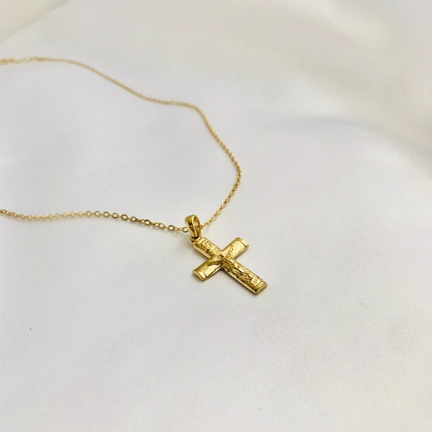 YAEL - Collar Cruz Chapa de Oro 18k